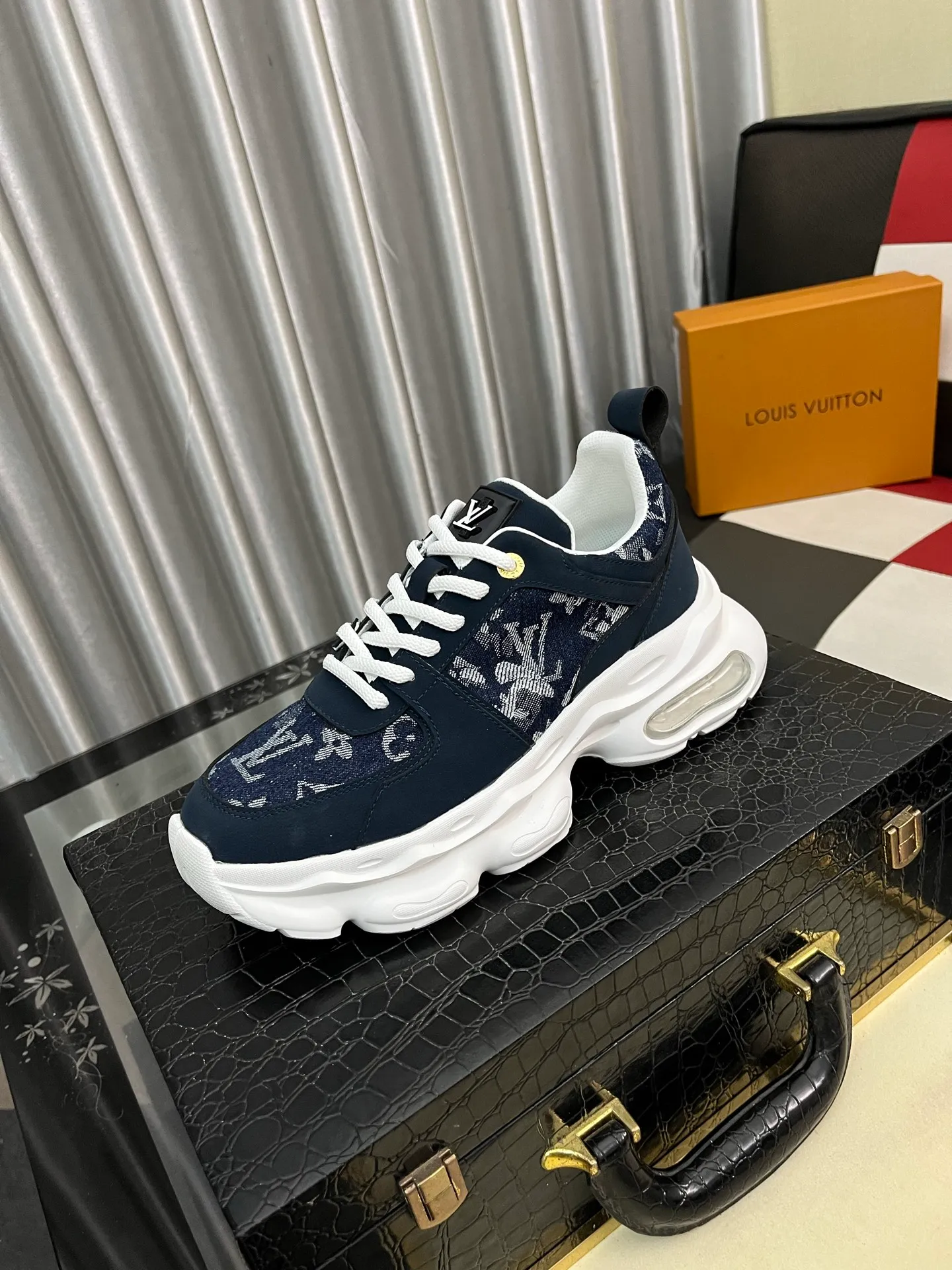 Men's shoes 💰458⌚️⌚️LV Louis Vuitton. The latest trendy casual shoes are popular in physical stores in sizes 38-44. New spring and summer comfortable imported custom original cowhide, unique jacquard fabric element design. Paired with sheepskin lining, Lv original bottom, [taiyang][taiyang] high-end packaging and high quality💪Details determine the quality, you can enter and leave the counter at will, welcome to compare🇮🇹